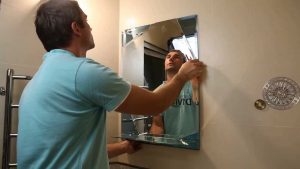 Установка зеркала в ванной в Оби