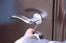 Замена дверной ручки металлической двери в Оби