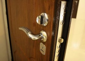 Замена входной двери в квартире в Оби