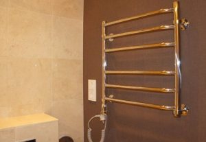 Установка электрического полотенцесушителя в ванной в Оби